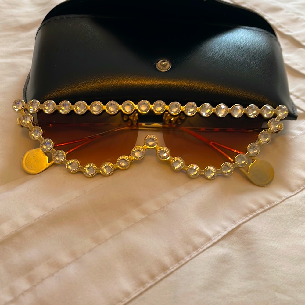 Glamorous Rhinestone framed Fashion shades/sunnies